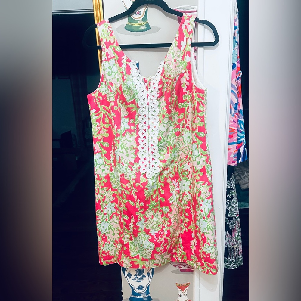 Vibrant Sleeveless Dress with the beautiful lace trim so specific to Lilly Sz 10